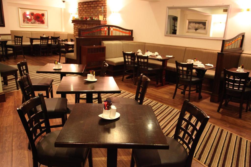 Dalton Inn Hotel Claremorris Bagian luar foto